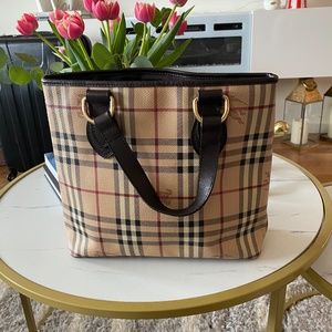 BURBERRY - Medium, Tote Bag, classic and timeless piece.